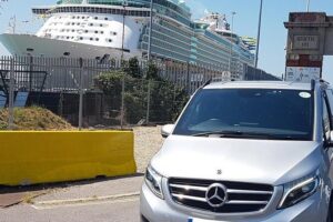 Southampton Cruise Terminal/Hotel to London with Stops at Salisbury & Stonehenge - Salisbury Cathedral and Magna Carta: one hour that counts