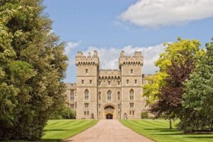 Windsor, Stonehenge and Bath Day Trip from London Spanish - Windsor Castle and St George’s Chapel: pageantry, then security